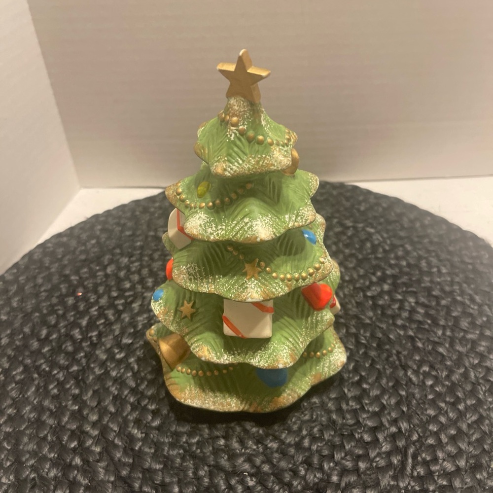 Vintage 1960s musical Christmas tree plays I’m dreaming of a white Christmas